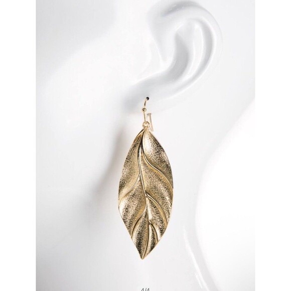 NWT Textured Leaf Dangle Earrings Gold Tone - Picture 8 of 8